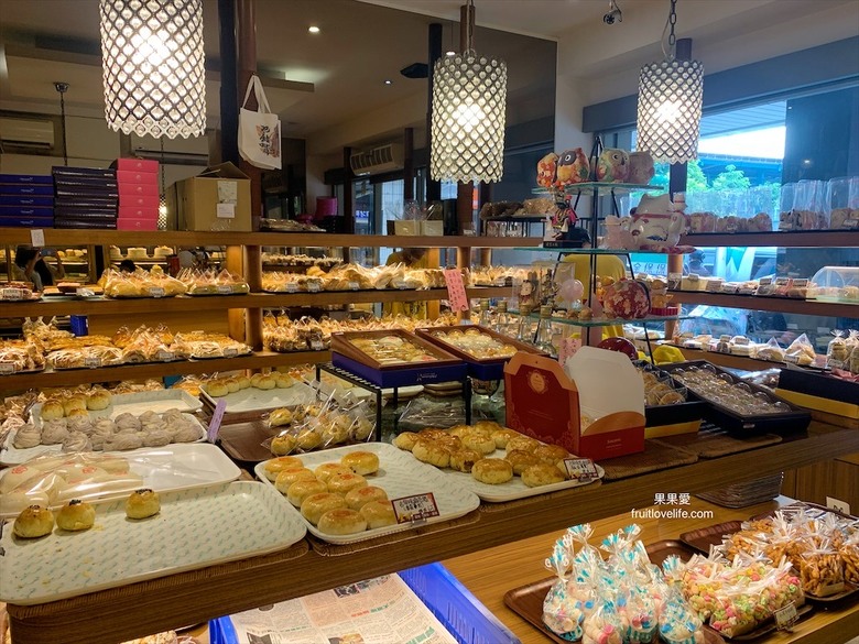 點我看大圖 在地老品牌,生日蛋糕、蛋黃酥、小月餅、白雪酥、年節送禮,平價麵包通通都有