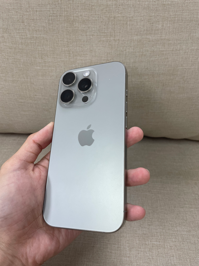 iPhone 16 Pro 鈦色熱騰騰開箱+新手機殼分享