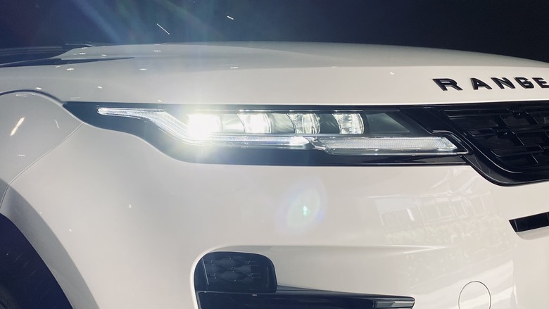 Evoque Dynamic SE｜黑色對比色車頂｜黑色外觀套件｜亮黑鋁圈
