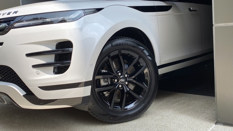 Evoque Dynamic SE｜黑色對比色車頂｜黑色外觀套件｜亮黑鋁圈