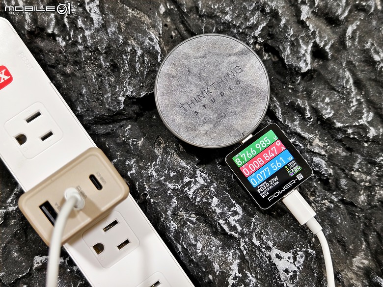 點我看大圖 THINKTHING 雙向磁吸充電組開箱實測 – MagSafe 行動充電器到底有多強?