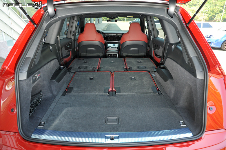 Audi SQ7 quattro 試駕|七座配置又熱血、極致成熟的性能休旅!