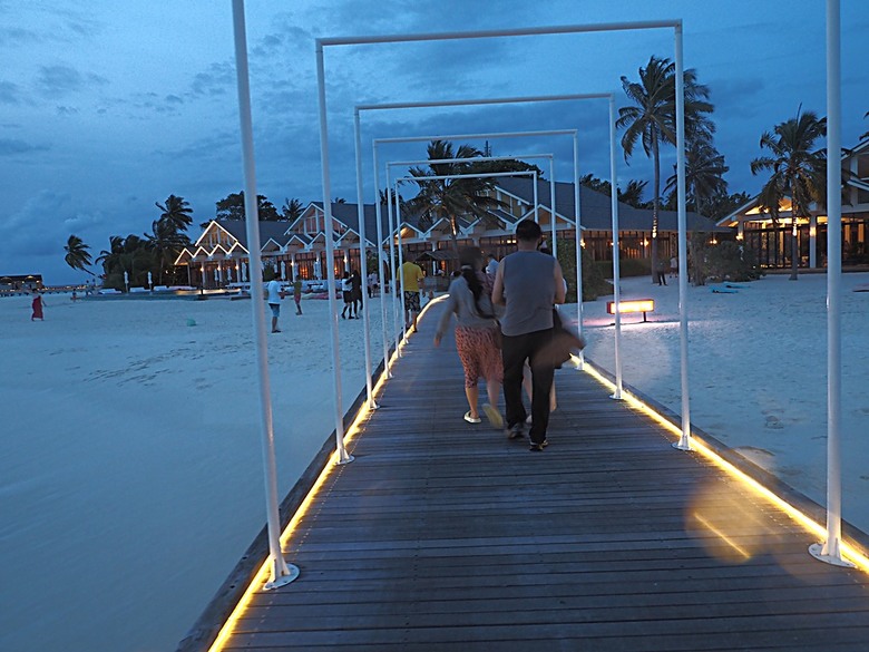 入住The Standard Maldives、碼頭邊珊瑚礁浮潛、出海賞海豚、環礁潟湖體驗 — 赤道三國文化休閒行旅 之 馬爾地夫篇 第一回 潟湖泳池水上屋(Lagoon Overwater Pool Villa)