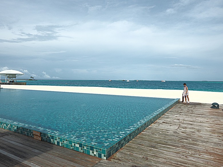 入住The Standard Maldives、碼頭邊珊瑚礁浮潛、出海賞海豚、環礁潟湖體驗 — 赤道三國文化休閒行旅 之 馬爾地夫篇 第一回 潟湖泳池水上屋(Lagoon Overwater Pool Villa)