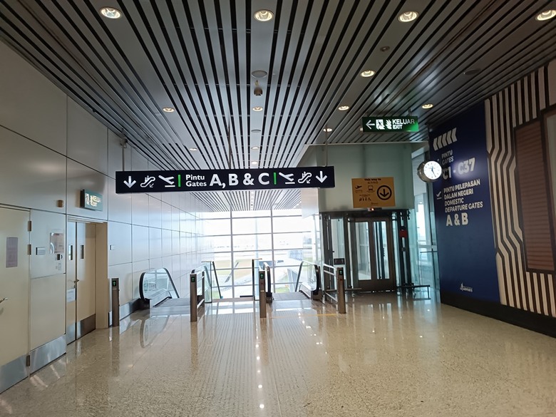 吉隆坡國際機場之轉機(KLIA2入境、KLIA1出境)及適合小睡休息地點全紀錄 — 赤道三國文化休閒行旅 之 馬來西亞篇 吉隆坡國際機場 (Kuala Lumpur International Airport)