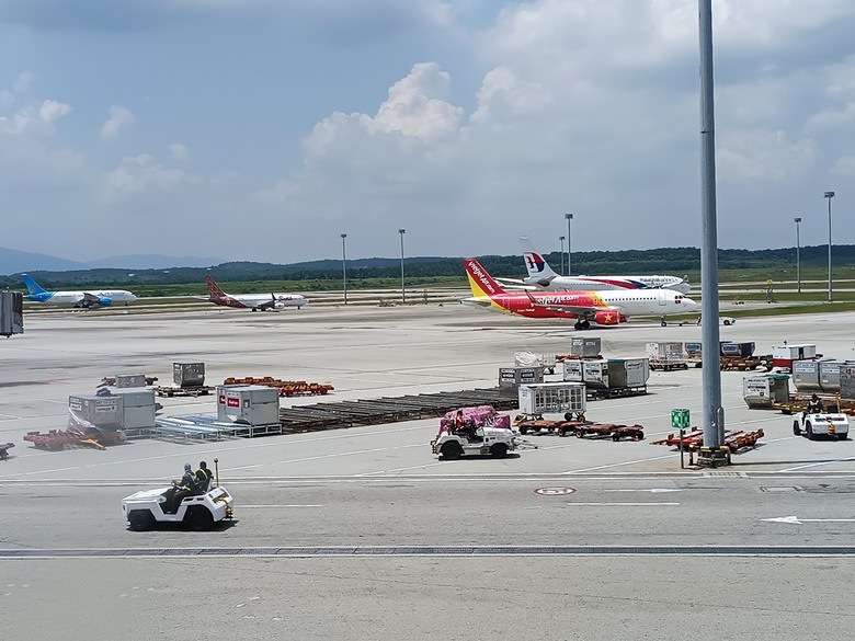 吉隆坡國際機場之轉機(KLIA2入境、KLIA1出境)及適合小睡休息地點全紀錄 — 赤道三國文化休閒行旅 之 馬來西亞篇 吉隆坡國際機場 (Kuala Lumpur International Airport)