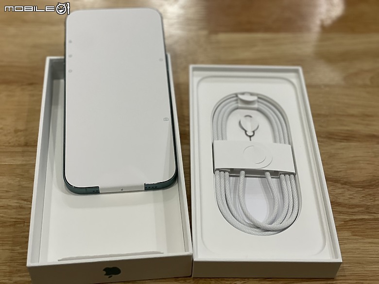 點我看大圖 驚喜踢門禮:iPhone 16 Plus 512GB 開箱體驗