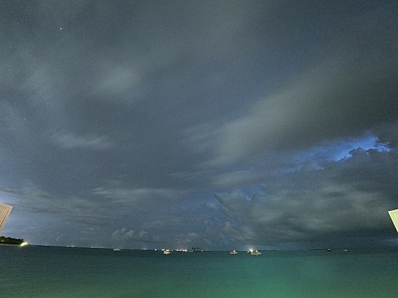 入住The Standard Maldives、碼頭邊珊瑚礁浮潛、出海賞海豚、環礁潟湖體驗 — 赤道三國文化休閒行旅 之 馬爾地夫篇 第一回 潟湖泳池水上屋(Lagoon Overwater Pool Villa)