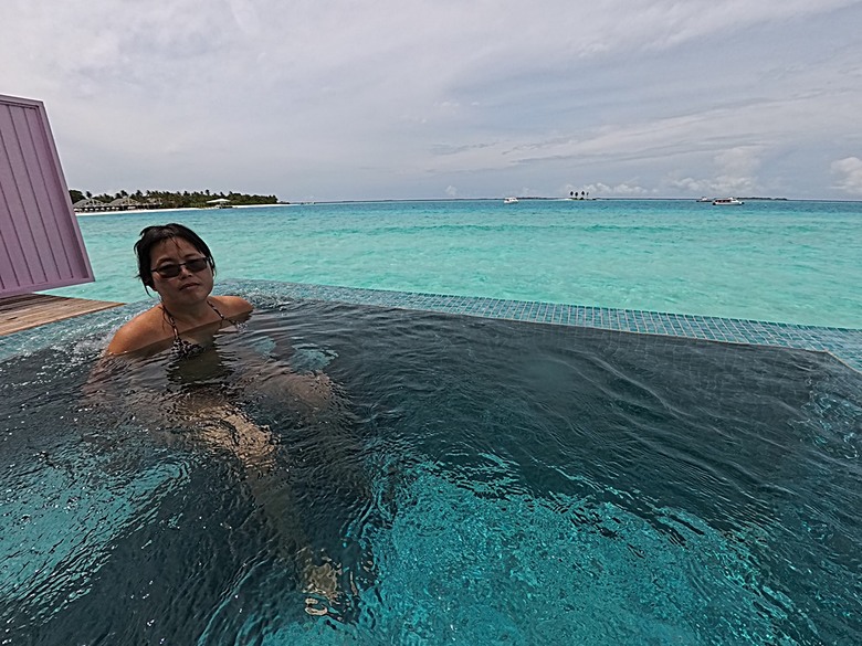 入住The Standard Maldives、碼頭邊珊瑚礁浮潛、出海賞海豚、環礁潟湖體驗 — 赤道三國文化休閒行旅 之 馬爾地夫篇 第一回 潟湖泳池水上屋(Lagoon Overwater Pool Villa)