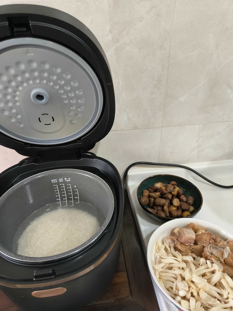 粟子季節來囉~來個粟子燒雞煲仔飯