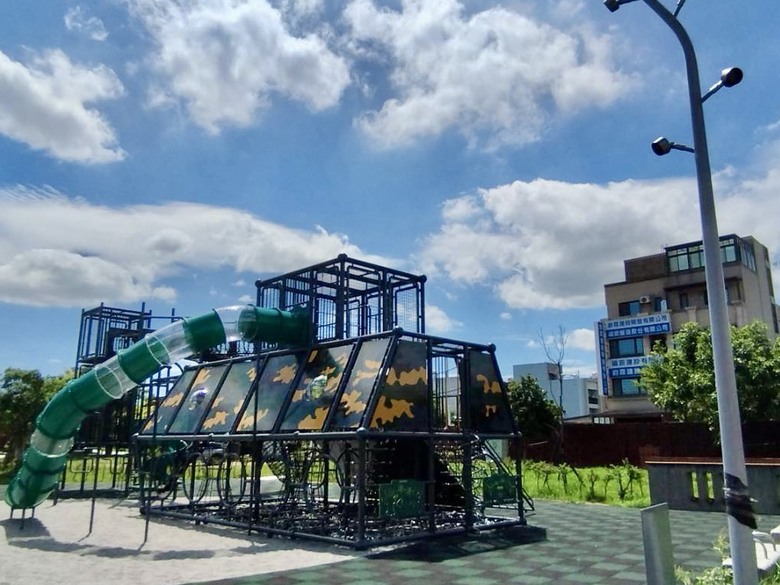 陪小孩子去公園時竟莫名很感慨
