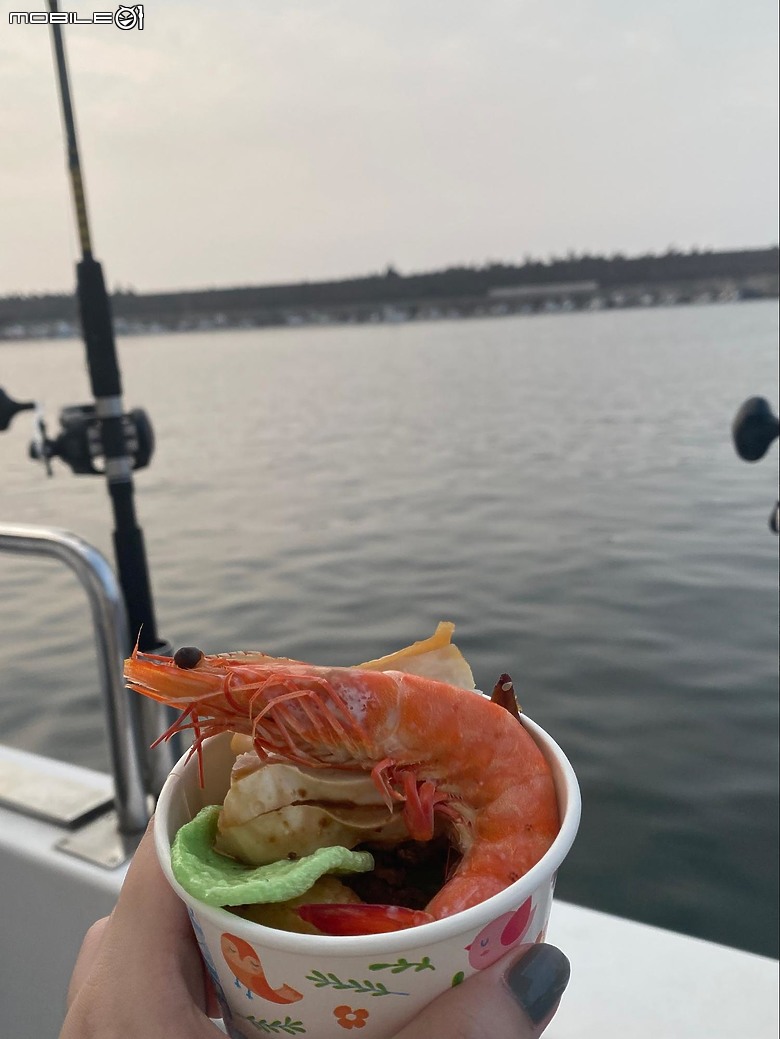【基隆旅遊】海釣初體驗，現流白帶魚，清燙白蝦，小卷米粉，蟹肉小帆船