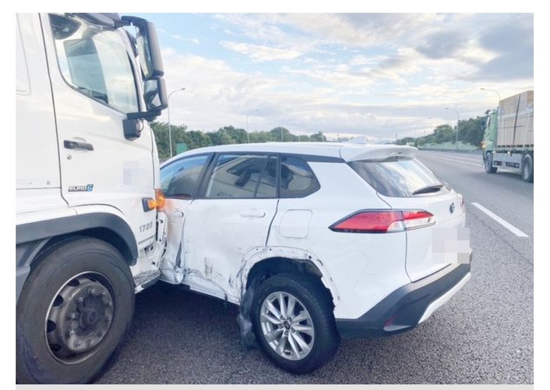 大車偏來偏去，最終追撞多元計程車，新增大車視角
