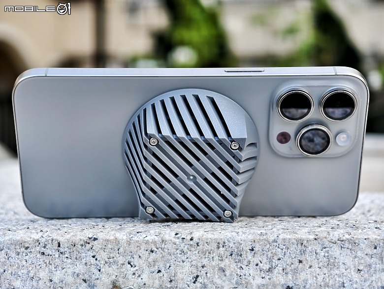 點我看大圖 THINKTHING 雙向磁吸充電組開箱實測 – MagSafe 行動充電器到底有多強?