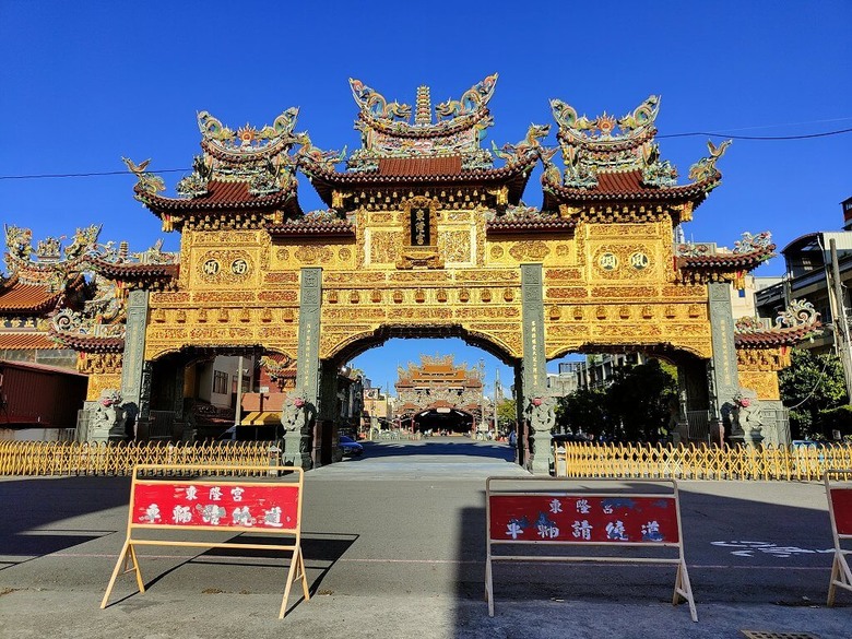 屏東東港東隆宮介紹 – 以「東港迎王平安祭典」及「黃金牌樓」聞名於世