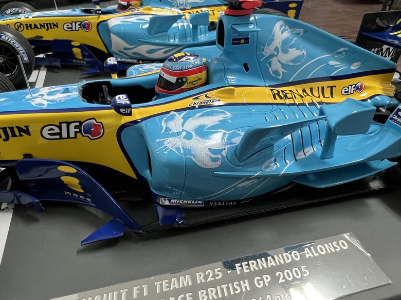 [開箱]F1 1/18 RENAULT R25 FERNANDO ALONSO BRITISH GP