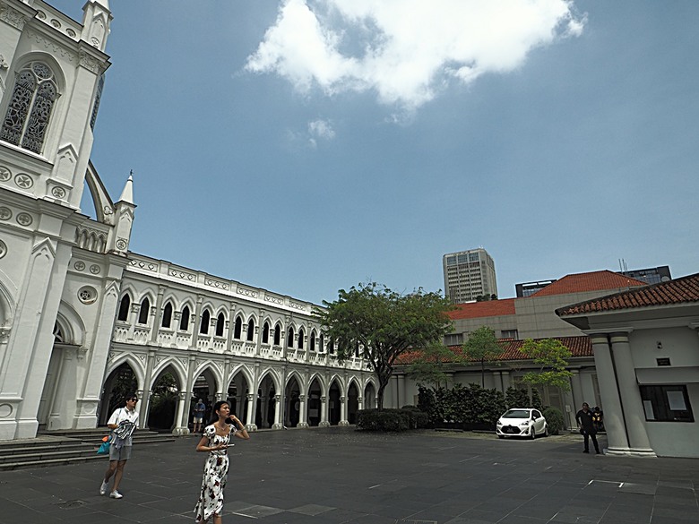 新加坡國家博物院(National Museum of Singapore)、土生華人博物館(Peranakan Museum)、善牧主教座堂(Cathedral of the Good Shepherd)、讚美廣場(CHIJMES Hall)，還有地鐵勞明達站附近的土司工坊 — 赤道三國文化休閒行旅 之 新加坡篇 第六回 博物館規劃區(Museum Planning Area)