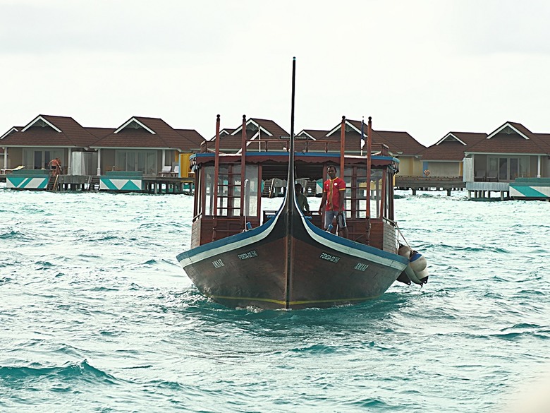 入住The Standard Maldives、碼頭邊珊瑚礁浮潛、出海賞海豚、環礁潟湖體驗 — 赤道三國文化休閒行旅 之 馬爾地夫篇 第一回 潟湖泳池水上屋(Lagoon Overwater Pool Villa)