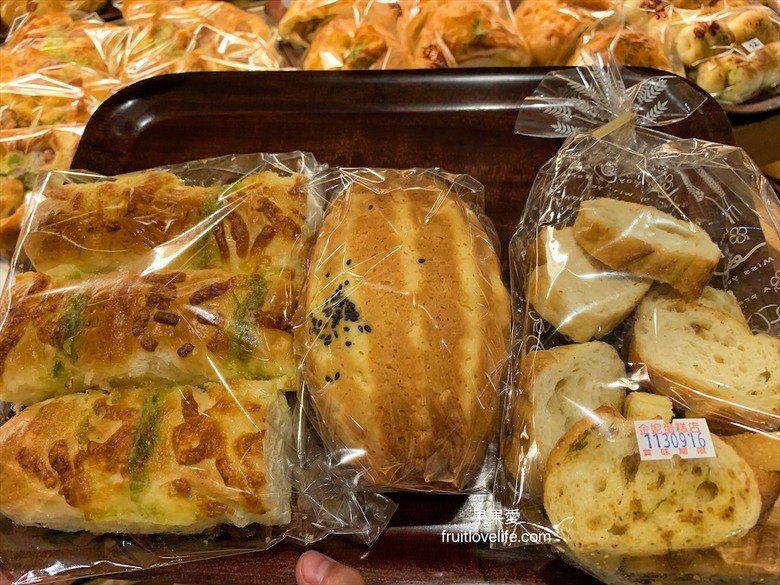 點我看大圖 在地老品牌,生日蛋糕、蛋黃酥、小月餅、白雪酥、年節送禮,平價麵包通通都有