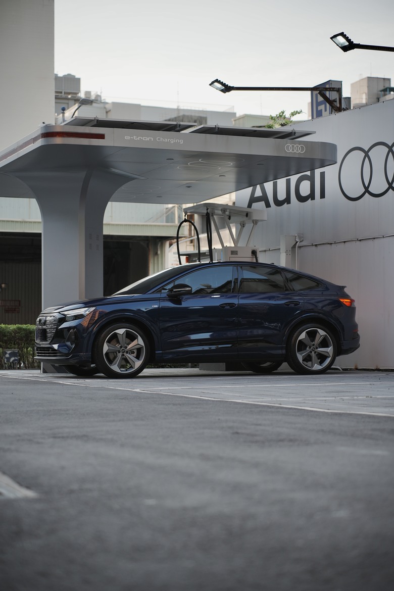 Audi Q4 Sportback e-tron 45 S line Edition One｜金屬星際藍 Navarra Blue 2D｜交車照片分享
