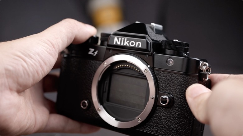Nikon Zf 開箱 + 拍照、N-Log 錄影實測！把 Z9、Z8 旗艦功能塞進 FM2 的經典外型，一台能夠體驗百年光學魅力，連 Leica、Sony 鏡頭也能轉接的「有靈魂的相機」