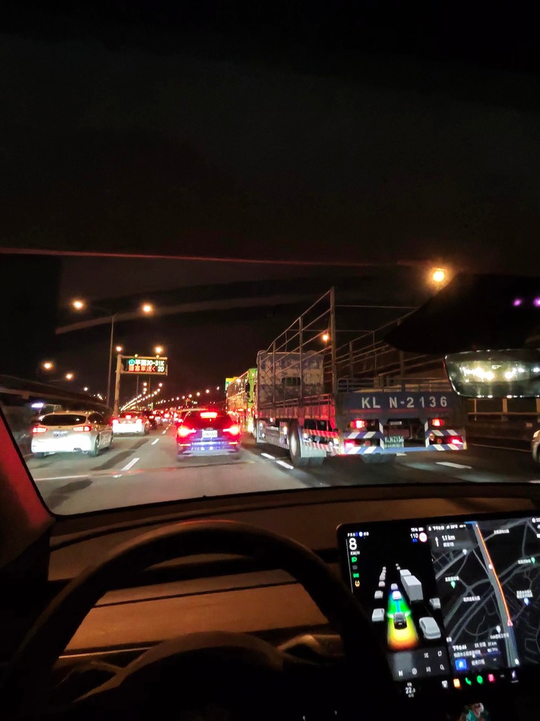 與Model Y 的首次親密接觸 - Tesla Summer Night Drive 夏夜漫遊試駕 - 桃園總圖夜遊 / 寧夏夜市逛吃 / Metsa車用床墊測試 / 超級充電站初體驗