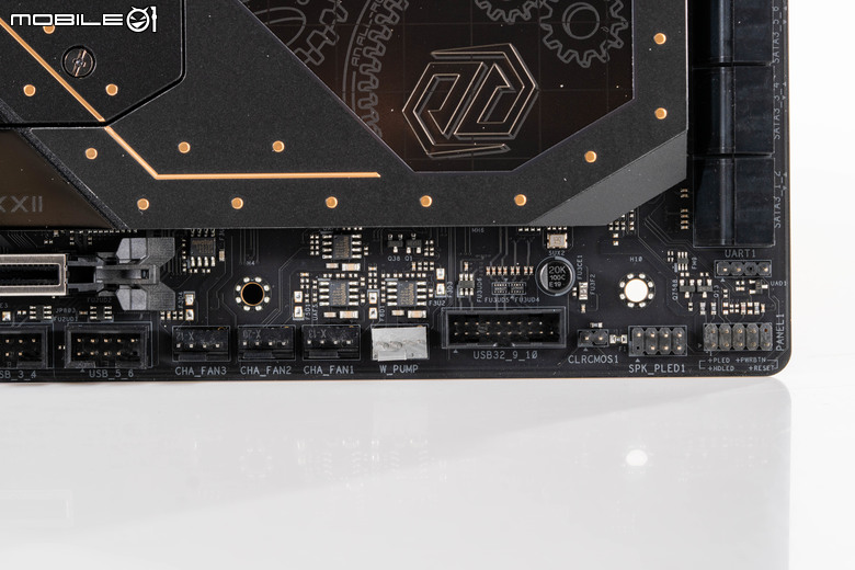 ASRock X870E Taichi 主機板開箱實測 以低調沉穩設計提供強大擴充性能