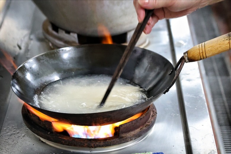 點我看大圖 炭燒羊肉爐火鍋,湯頭好喝,羊肉肉質軟嫩,秋冬進補、聚餐好地方