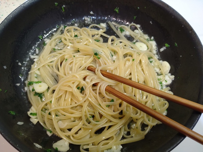 巷口麵店傳說:把簡單的料理做到極致的"橄欖油蒜香義大利麵"