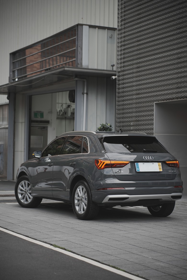 Audi Q3 35 TFSI advanced｜金屬原礦灰 Nano Grey G3｜交車照片分享