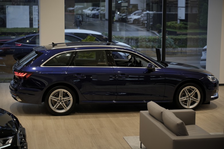 Audi A4 Avant 40 TFSI advanced｜金屬星際藍 Navarra Blue 2D｜實車照片分享