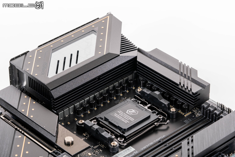 ASRock X870E Taichi 主機板開箱實測 以低調沉穩設計提供強大擴充性能