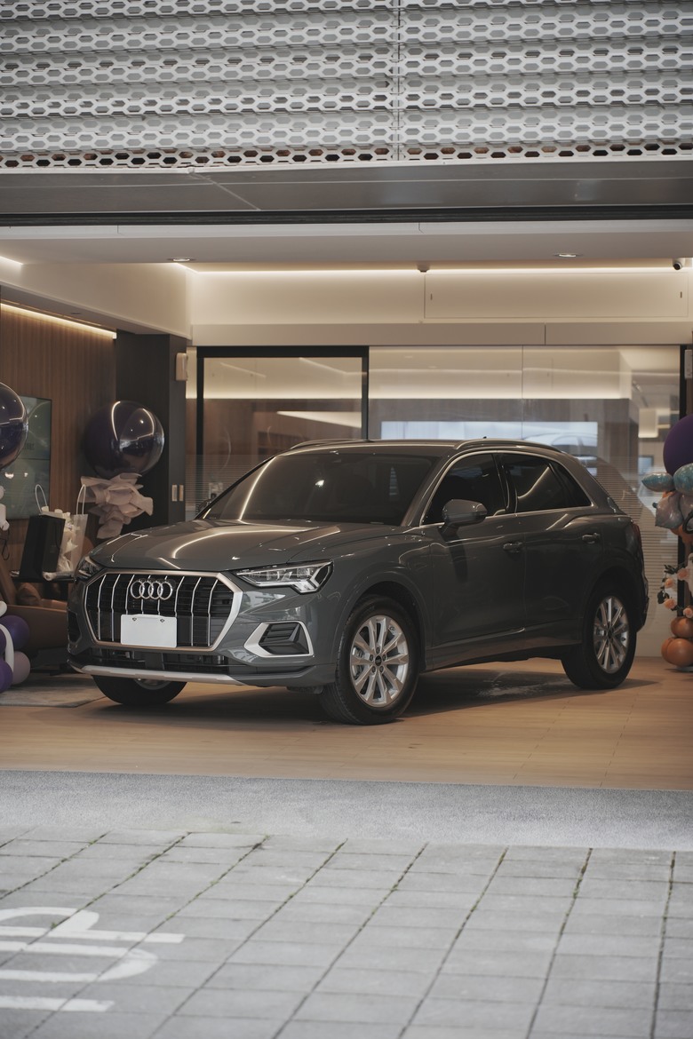 Audi Q3 35 TFSI advanced｜金屬原礦灰 Nano Grey G3｜交車照片分享