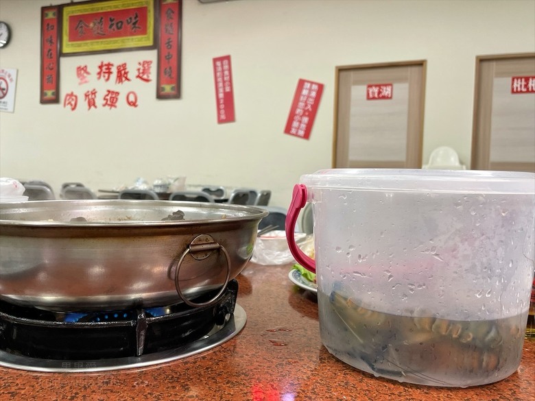 深受許多在地人喜愛的薑母鴨，鴨皮超Q軟，肉質軟嫩鮮甜，還有鹽烤吳郭魚、現撈泰國蝦