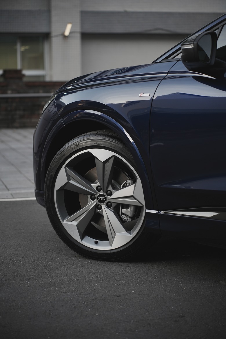 Audi Q4 Sportback e-tron 45 S line Edition One｜金屬星際藍 Navarra Blue 2D｜交車照片分享