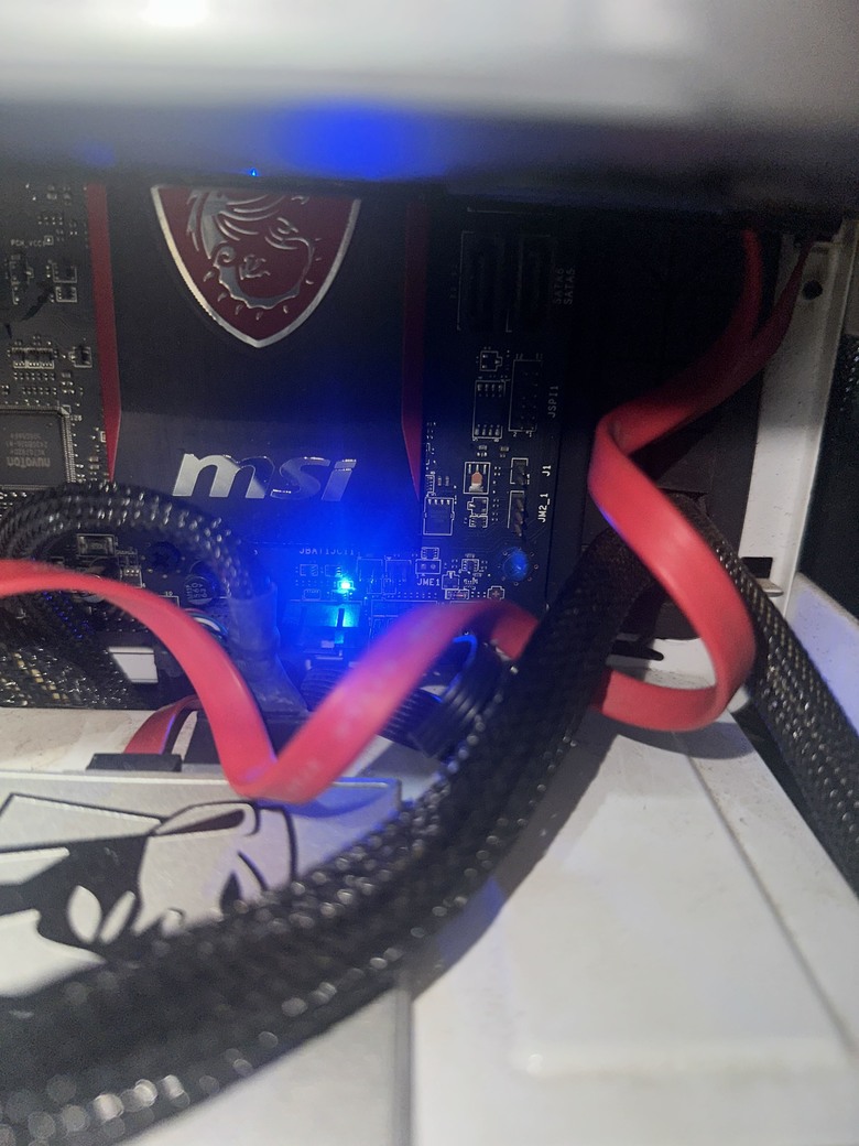 電腦開不起來只有亮燈 求救