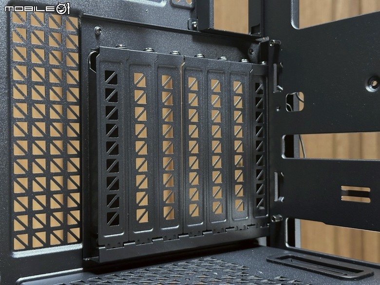 無光黑色信仰貓頭鷹 ft. Antec C7 ARGB