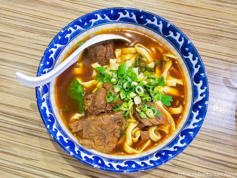 夜貓族、愛牛肉麵和雞湯朋友的最愛，從晚餐到凌晨消夜時段，幾乎都是在地人在排隊~牛肉麵.雞湯