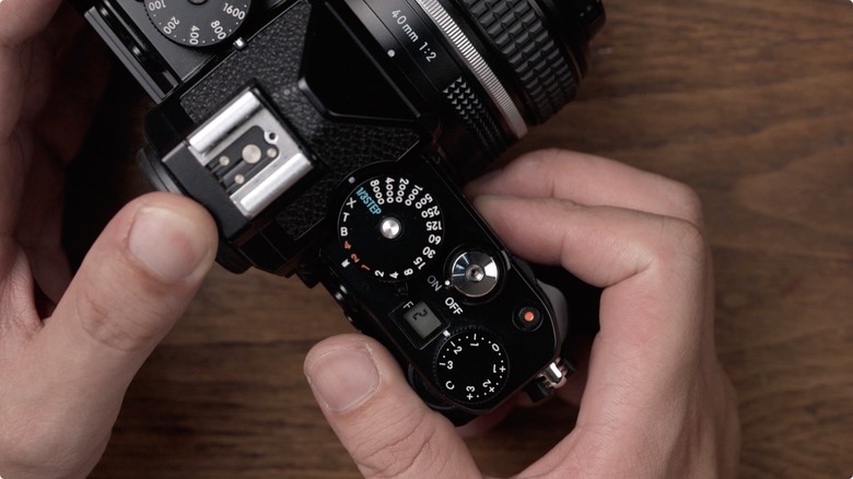 Nikon Zf 開箱 + 拍照、N-Log 錄影實測！把 Z9、Z8 旗艦功能塞進 FM2 的經典外型，一台能夠體驗百年光學魅力，連 Leica、Sony 鏡頭也能轉接的「有靈魂的相機」