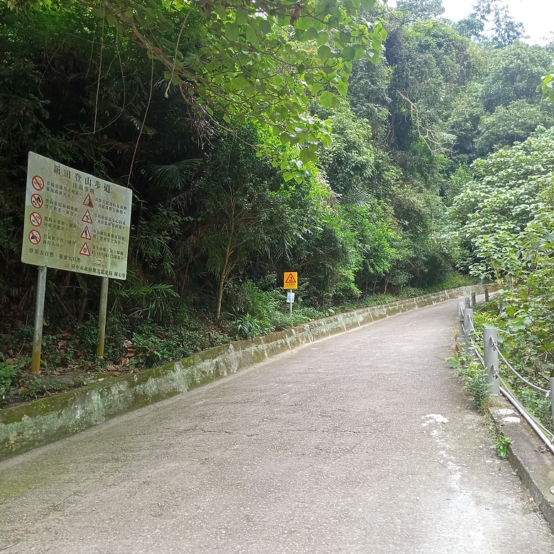 潭子新田登山步道能順便踩點旁邊的小百岳「聚興山」，生意盎然適合全家大小的綠色步道，帶你全部走一趟