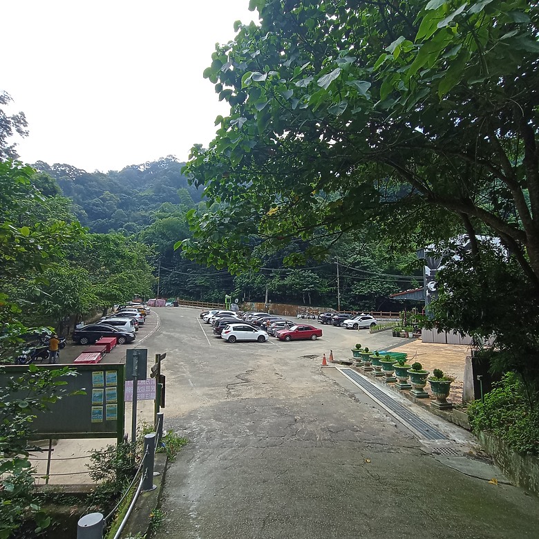 潭子新田登山步道能順便踩點旁邊的小百岳「聚興山」，生意盎然適合全家大小的綠色步道，帶你全部走一趟