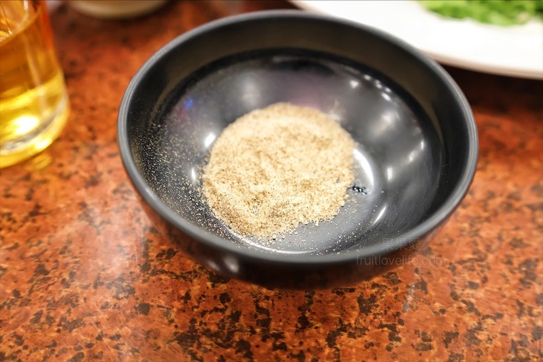 深受許多在地人喜愛的薑母鴨，鴨皮超Q軟，肉質軟嫩鮮甜，還有鹽烤吳郭魚、現撈泰國蝦