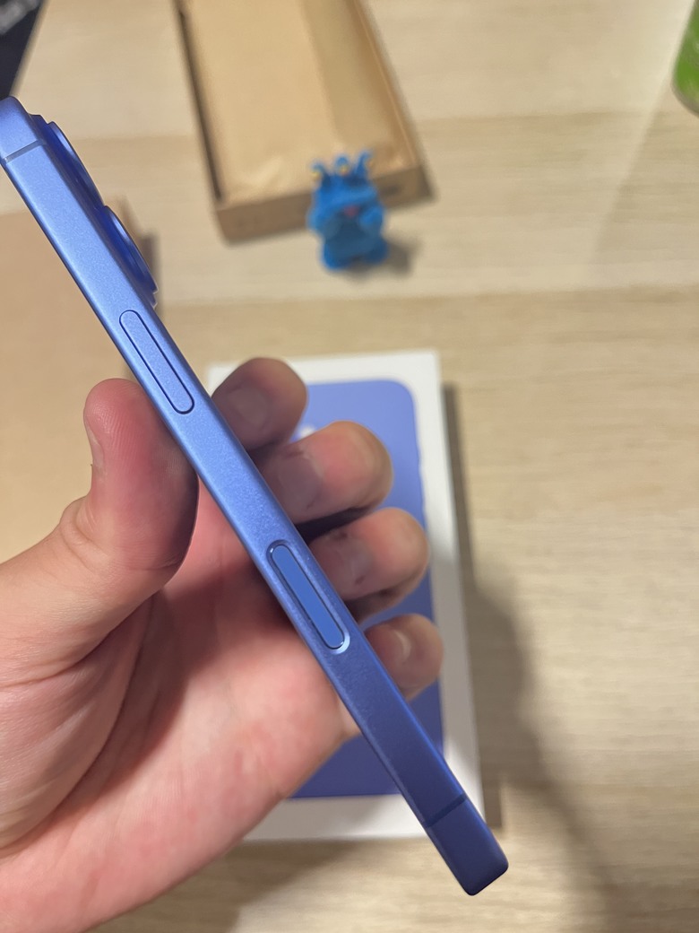 藍色控的福音:開箱iPhone16湛海藍&犀牛盾jellytint!