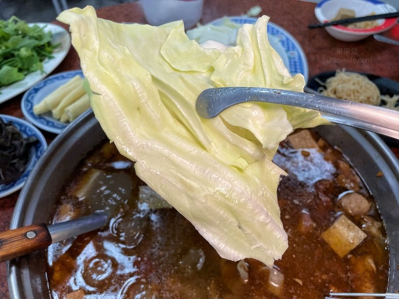 深受許多在地人喜愛的薑母鴨，鴨皮超Q軟，肉質軟嫩鮮甜，還有鹽烤吳郭魚、現撈泰國蝦