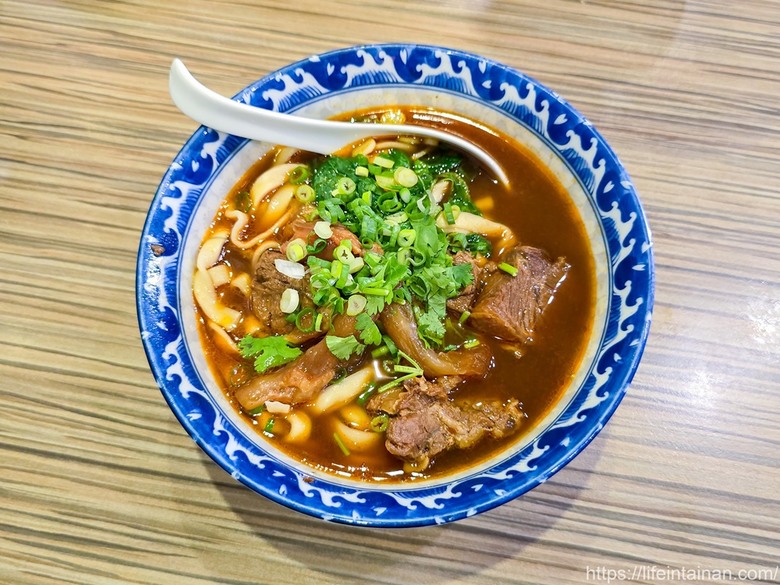 夜貓族、愛牛肉麵和雞湯朋友的最愛，從晚餐到凌晨消夜時段，幾乎都是在地人在排隊~牛肉麵.雞湯
