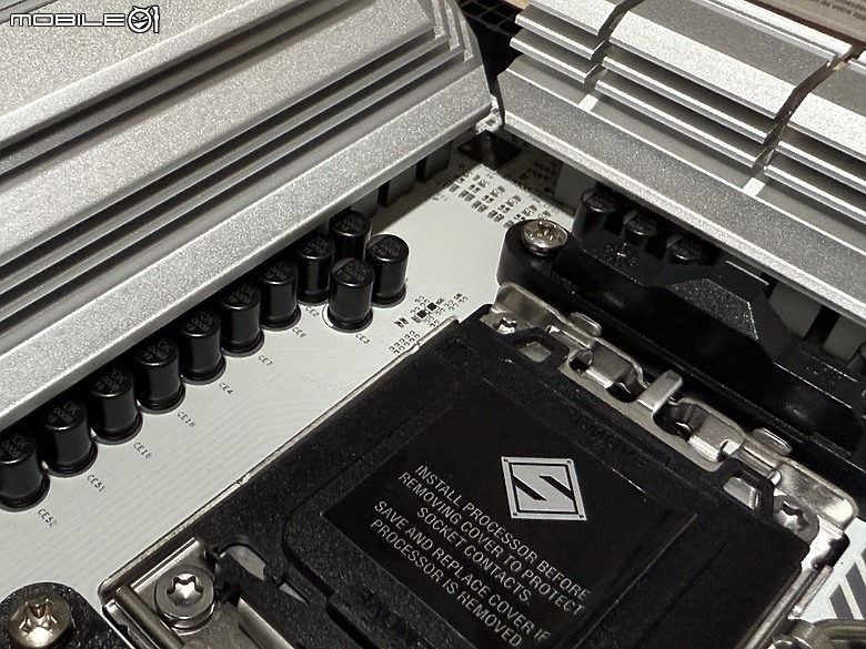 銀白色經典鋼鐵傳奇 X870 Steel Legend WiFi 開箱