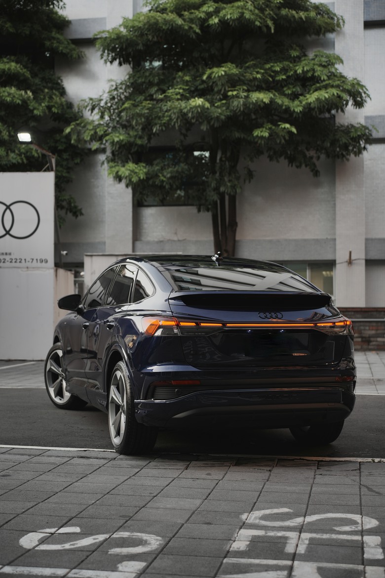 Audi Q4 Sportback e-tron 45 S line Edition One｜金屬星際藍 Navarra Blue 2D｜交車照片分享