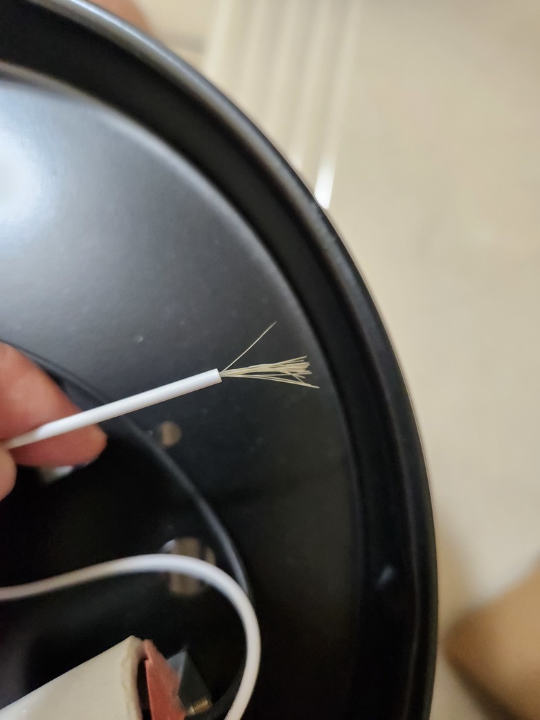 請問吸頂燈這種接頭要如何移除電線？