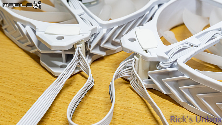 【開箱】冰炫風降溫效果的"冰旋峰"水冷 | darkFlash DN360S 冰旋峰 LCD WHITE