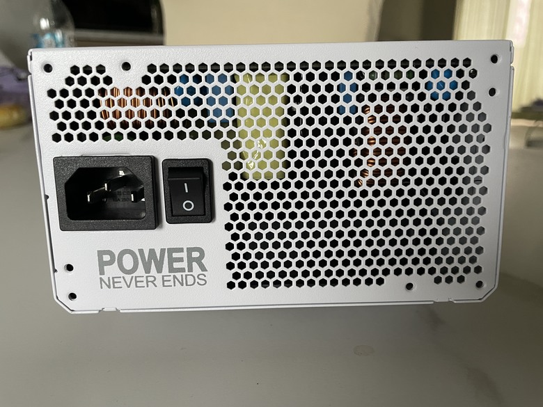 ATX 3.1/PCIe5.1新規範更安全兼容性更好的新電源 全漢 FSP VITA GM 750W 白色版開箱